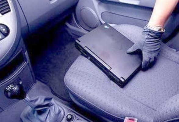 Minor prins la furat din autoturisme